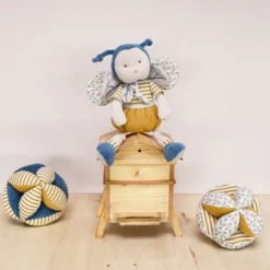 Balle Sensorielle Avec Hochet Bleu-Rayé 15cm Coton Bio Doudou Et Compagnie® - Doudou Bio Français 7 Balle Sensorielle Avec Hochet Bleu-Rayé 15cm Coton Bio Doudou Et Compagnie® - Doudou Bio Français -Jouets En Peluche Soldes balle sensorielle avec hochet bleu raye 15cm coton bio doudou et compagnie doudou bio francais 2