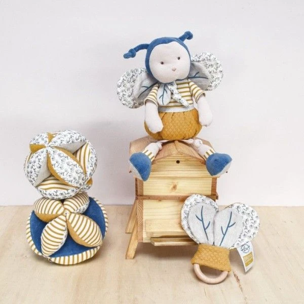 Balle Sensorielle Avec Hochet Bleu-Rayé 15cm Coton Bio Doudou Et Compagnie® - Doudou Bio Français 4 Balle Sensorielle Avec Hochet Bleu-Rayé 15cm Coton Bio Doudou Et Compagnie® - Doudou Bio Français – Image 4