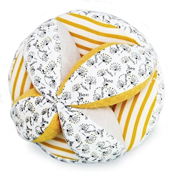 Balle Sensorielle Avec Hochet Fleuri-Ocre 15cm Coton Bio Doudou Et Compagnie® - Doudou Bio Français 2 Balle Sensorielle Avec Hochet Fleuri-Ocre 15cm Coton Bio Doudou Et Compagnie® - Doudou Bio Français – Image 2