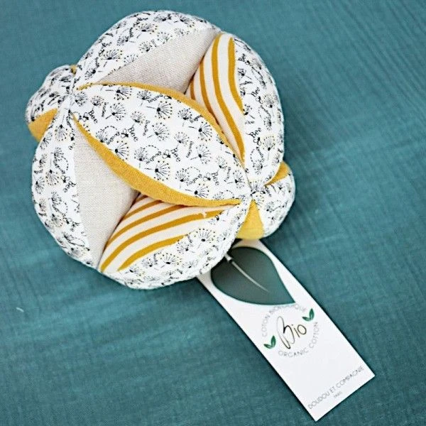 Balle Sensorielle Avec Hochet Fleuri-Ocre 15cm Coton Bio Doudou Et Compagnie® - Doudou Bio Français 4 Balle Sensorielle Avec Hochet Fleuri-Ocre 15cm Coton Bio Doudou Et Compagnie® - Doudou Bio Français – Image 4