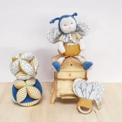 Balle Sensorielle Avec Hochet Fleuri-Ocre 15cm Coton Bio Doudou Et Compagnie® - Doudou Bio Français 11 Balle Sensorielle Avec Hochet Fleuri-Ocre 15cm Coton Bio Doudou Et Compagnie® - Doudou Bio Français -Jouets En Peluche Soldes balle sensorielle avec hochet fleuri ocre 15cm coton bio doudou et compagnie doudou bio francais 4