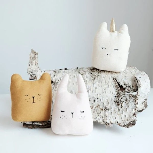 Coussin Boîte à Musique Ours Paresseux Jaune Miel Fabelab® Coton Bio GOTS- Doudou Bio Scandinave 3 Coussin Boîte à Musique Ours Paresseux Jaune Miel Fabelab® Coton Bio GOTS- Doudou Bio Scandinave – Image 3