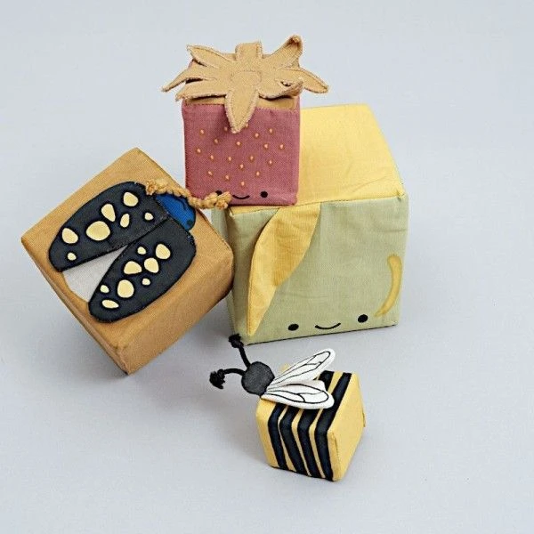 Cubes D'activité En Tissus Doux Orchard Fabelab® Coton Bio GOTS -Jouet Bio Scandinave 2 Cubes D'activité En Tissus Doux Orchard Fabelab® Coton Bio GOTS -Jouet Bio Scandinave – Image 2