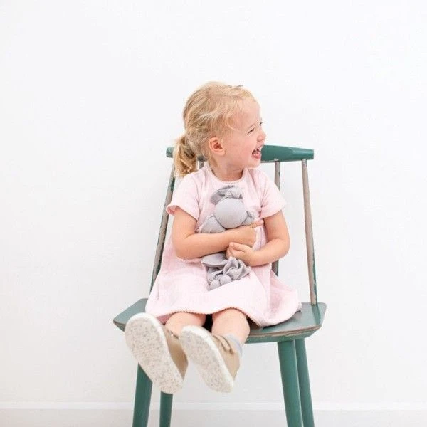 Doudou Bébé Coton Bio Floppy Mousseline Gris Argent Hoppa®- Doudou Certifié GOTS 2 Doudou Bébé Coton Bio Floppy Mousseline Gris Argent Hoppa®- Doudou Certifié GOTS – Image 2