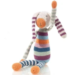 Doudou Hochet Lapin Rayé MultiColor 31cm Pebble® Maille Crochet Coton Bio - Doudou Bébé Bio