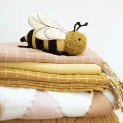 Doudou Hochet Fabelab® Abeille 17 Cm Coton Bio GOTS Fabelab® - Hochets Bio Scandinave -Jouets En Peluche Soldes doudou hochet fabelab abeille 17 cm coton bio gots fabelab hochets bio scandinave 3