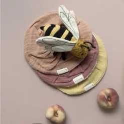 Doudou Hochet Fabelab® Abeille 17 Cm Coton Bio GOTS Fabelab® - Hochets Bio Scandinave -Jouets En Peluche Soldes doudou hochet fabelab abeille 17 cm coton bio gots fabelab hochets bio scandinave 5
