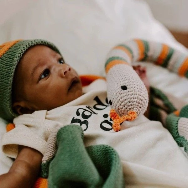 Doudou Hochet Serpent Kaki 47cm Pebble® Maille Crochet Coton Bio - Doudou Bébé Bio 3 Doudou Hochet Serpent Kaki 47cm Pebble® Maille Crochet Coton Bio - Doudou Bébé Bio – Image 3