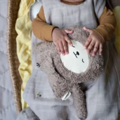 Doudou Peluche Fabbies Paresseux Gris Terre Fabelab® Coton Bio GOTS - Doudou Bio Scandinave 9 Doudou Peluche Fabbies Paresseux Gris Terre Fabelab® Coton Bio GOTS - Doudou Bio Scandinave -Jouets En Peluche Soldes doudou peluche fabbies paresseux gris terre fabelab coton bio gots doudou bio scandinave 3