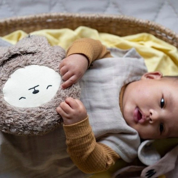 Doudou Peluche Fabbies Paresseux Gris Terre Fabelab® Coton Bio GOTS - Doudou Bio Scandinave 5 Doudou Peluche Fabbies Paresseux Gris Terre Fabelab® Coton Bio GOTS - Doudou Bio Scandinave – Image 5