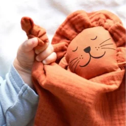 Doudou Plat à Nœuds Coton Bio Lion APunt Barcelona®- Doudou Bébé Bio -Jouets En Peluche Soldes doudou plat a noeuds coton bio lion apunt barcelona doudou bebe bio 3