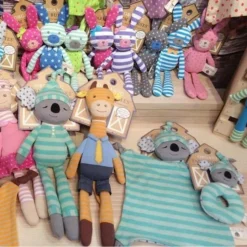 Doudou Plat à NœudsKoala Kozy Rayé 30 Cm Coton Bio Organic Farm Buddies™ - Jouets Bio Apple Park™ -Jouets En Peluche Soldes doudou plat a noeuds koala kozy raye coton bio organic farm buddies jouets bio apple park 2