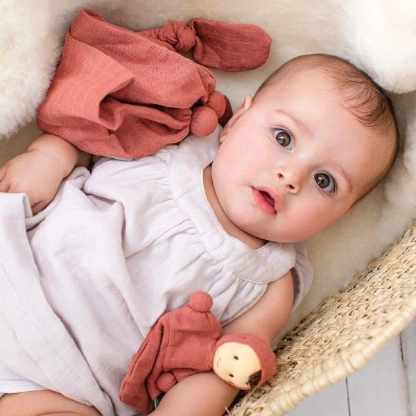 Doudou Plat Bébé Hoppa® Chat Mila Mousseline Rose Cerise 24cm Coton Bio GOTS - Doudou Bébé 2 Doudou Plat Bébé Hoppa® Chat Mila Mousseline Rose Cerise 24cm Coton Bio GOTS - Doudou Bébé – Image 2