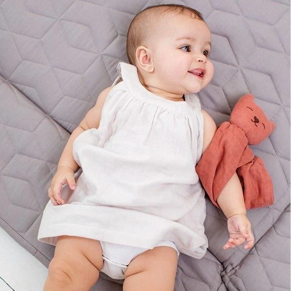 Doudou Plat Bébé Hoppa® Chat Mila Mousseline Rose Cerise 24cm Coton Bio GOTS - Doudou Bébé 3 Doudou Plat Bébé Hoppa® Chat Mila Mousseline Rose Cerise 24cm Coton Bio GOTS - Doudou Bébé – Image 3