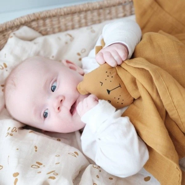 Doudou Plat Carré Ours Paresseux Ocre 34cm Fabelab® Coton Bio GOTS- Doudou Bio Scandinave 3 Doudou Plat Carré Ours Paresseux Ocre 34cm Fabelab® Coton Bio GOTS- Doudou Bio Scandinave – Image 3