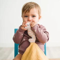 Doudou Plat Lange Coton Bio Hippocampe APunt Barcelona® 30cm - Doudou Bébé Bio -Jouets En Peluche Soldes doudou plat lange coton bio hippocampe apunt barcelona 30cm doudou bebe bio 4