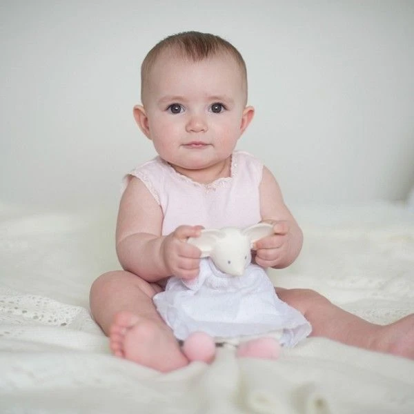 Doudou Poupée Caoutchouc Naturel & Coton Meiya La Souris Meiya & Alvin® 2 Doudou Poupée Caoutchouc Naturel & Coton Meiya La Souris Meiya & Alvin® – Image 2