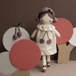 Grande Poupée De Tissu "Tarte Aux Cerise" Fabelab® 40 Cm Coton Bio GOTS- Jouet Bio Scandinave -Jouets En Peluche Soldes grande poupee de tissu tarte aux cerise fabelab coton bio gots jouet bio scandinave 2