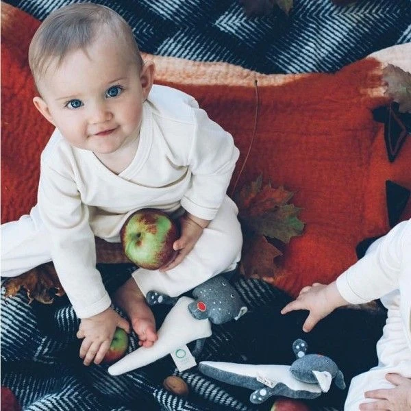 Hochet Bio Loup Gris Wooly Organic® Coton Bio 21cm - Doudou Bio GOTS 2 Hochet Bio Loup Gris Wooly Organic® Coton Bio 21cm - Doudou Bio GOTS – Image 2