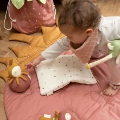 Jouets Bébé Culbuto Fraise Fabelab® 18 Cm Coton Bio GOTS- Jouet Bio Scandinave -Jouets En Peluche Soldes jouets bebe culbuto abeille fabelab 18 cm coton bio gots jouet bio scandinave 9