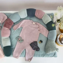 LÄSSIG Peluche Tricotée Avec Grelot Garden Explorer Chenille 163cm Lässig® - Peluche Lässig Bio -Jouets En Peluche Soldes peluche tricotee avec grelot garden explorer chenille laessig peluche laessig bio hochets bio 3