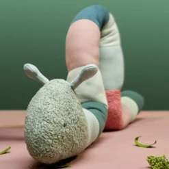 LÄSSIG Peluche Tricotée Avec Grelot Garden Explorer Chenille 163cm Lässig® - Peluche Lässig Bio -Jouets En Peluche Soldes peluche tricotee avec grelot garden explorer chenille laessig peluche laessig bio hochets bio 5