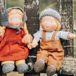 Poupée Garçon Waldorf Tio 28cmBlond Aux Yeux Bleus Coton Bio ChimpyToys® - Poupée Garçon Bio -Jouets En Peluche Soldes poupee garcon waldorf tio 28cm blond aux yeux bleus coton bio chimpytoys poupee garcon bio 3