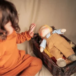 Poupée Garçon Waldorf Tio 28cmBlond Aux Yeux Bleus Coton Bio ChimpyToys® - Poupée Garçon Bio -Jouets En Peluche Soldes poupee garcon waldorf tio 28cm blond aux yeux bleus coton bio chimpytoys poupee garcon bio 5