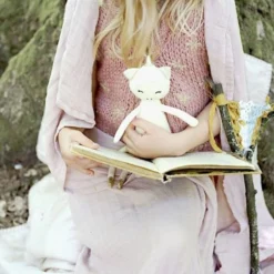 Poupée Hochet Fabelab® Licorne Merveilleuse 28 Cm Blanche Coton Bio GOTS- Jouet Bio Scandinave 9 Poupée Hochet Fabelab® Licorne Merveilleuse 28 Cm Blanche Coton Bio GOTS- Jouet Bio Scandinave -Jouets En Peluche Soldes poupee hochet fabelab licorne merveilleuse 28 cm blanche coton bio gots jouet bio scandinave 3