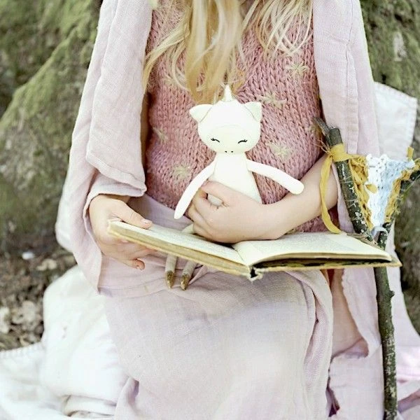 Poupée Hochet Fabelab® Licorne Merveilleuse 28 Cm Blanche Coton Bio GOTS- Jouet Bio Scandinave 4 Poupée Hochet Fabelab® Licorne Merveilleuse 28 Cm Blanche Coton Bio GOTS- Jouet Bio Scandinave – Image 4