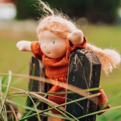 Poupée WaldorfMarie 28cm Rousse Aux Yeux Bruns Coton Bio ChimpyToys® - Véritable Poupée Waldorf -Jouets En Peluche Soldes poupee waldorf marie 28cm rousse aux yeux bruns coton bio chimpytoys veritable poupee waldorf 2