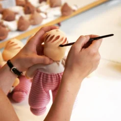 Poupée Waldorf Nanchen® Natur Poupon MOPS Coton Bio (Kba) Écrue & Vert 29 Cm - Poupée Bio -Jouets En Peluche Soldes poupee waldorf nanchen natur poupon mops coton bio kba ecrue vert poupee bio 2